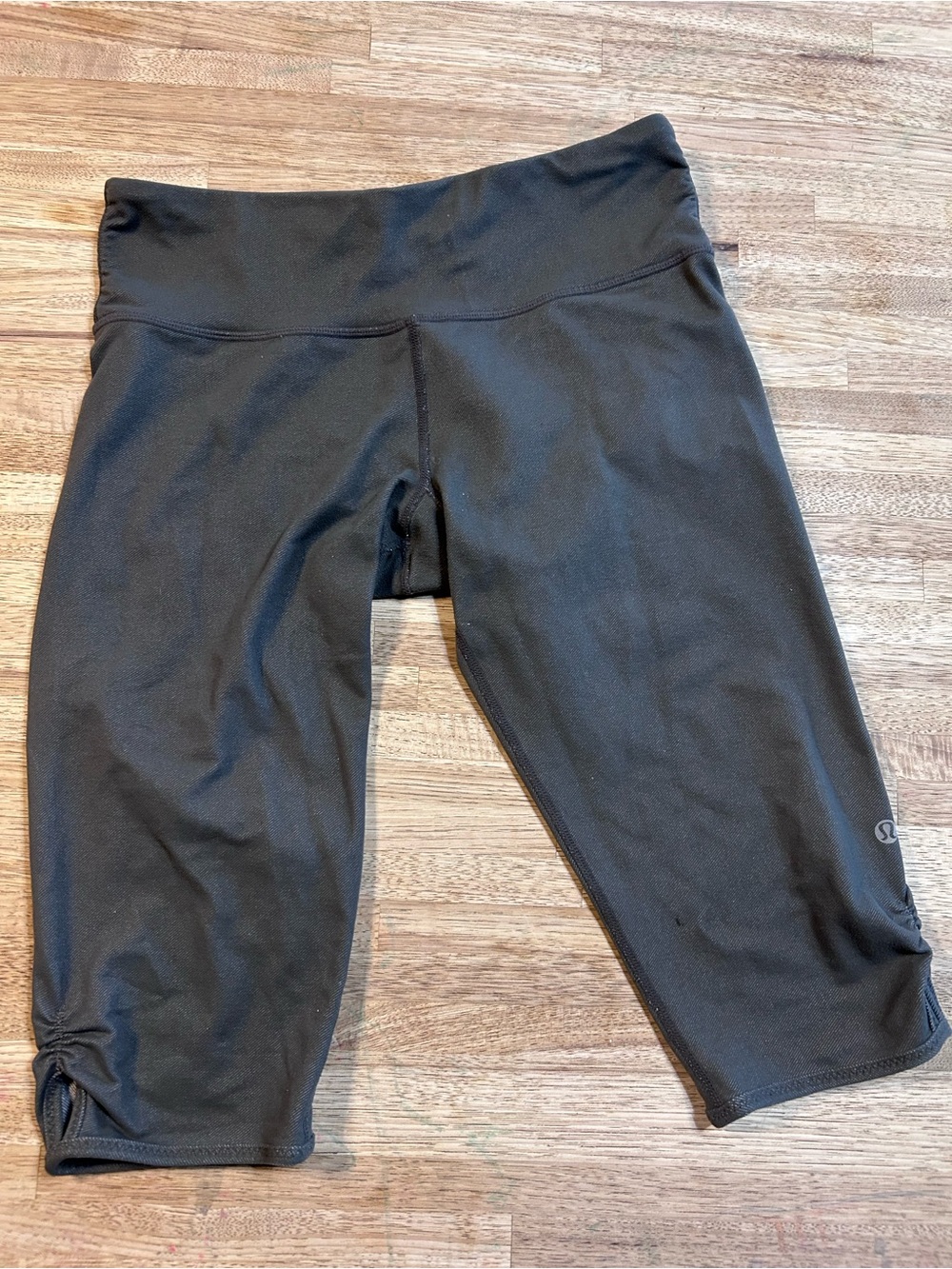 Lululemon Dark Green Cropped Athletic Leggings size 8!